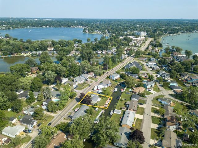1298 S Cass Lake Road, Waterford, MI 48328