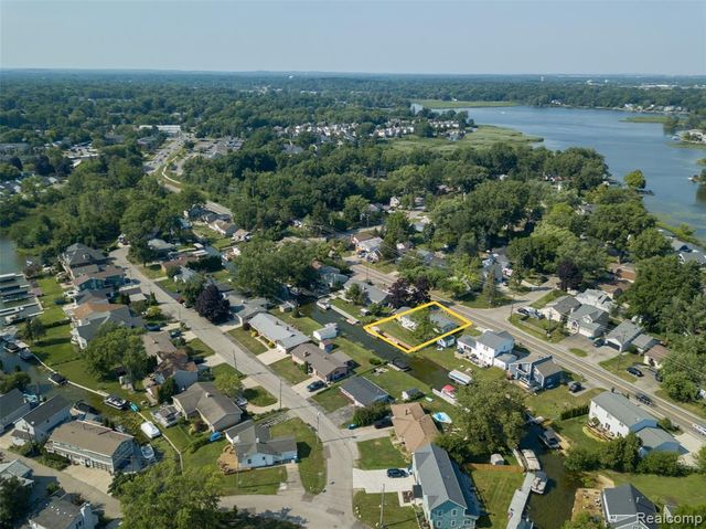 1298 S Cass Lake Road, Waterford, MI 48328