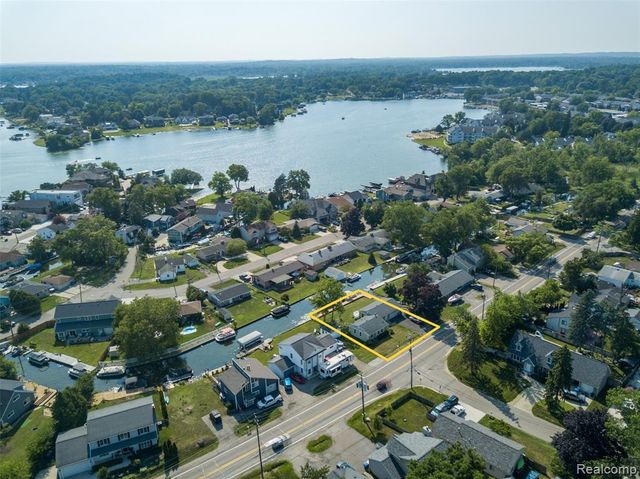 1298 S Cass Lake Road, Waterford, MI 48328