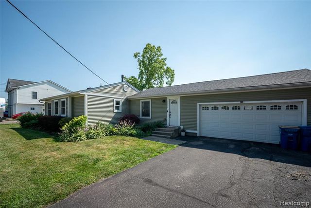 1298 S Cass Lake Road, Waterford, MI 48328