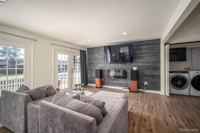 1298 S Cass Lake Road, Waterford, MI 48328