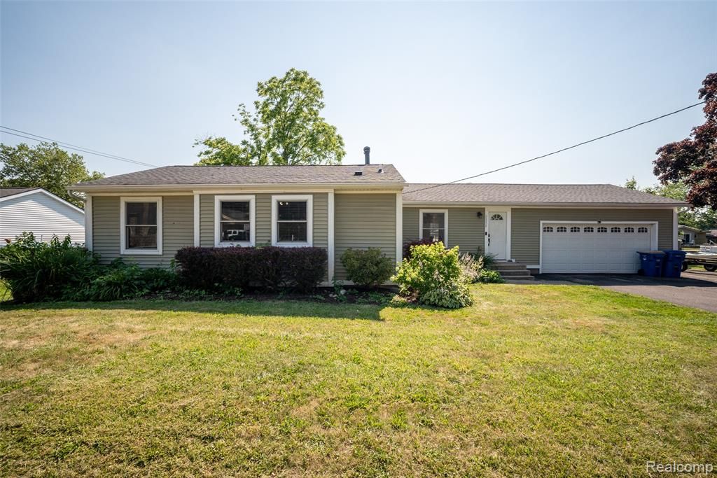 1298 S Cass Lake Road, Waterford, MI 48328