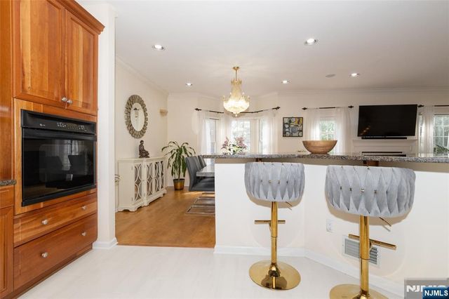 97 Winged Foot Drive 101, Livingston, NJ 07039