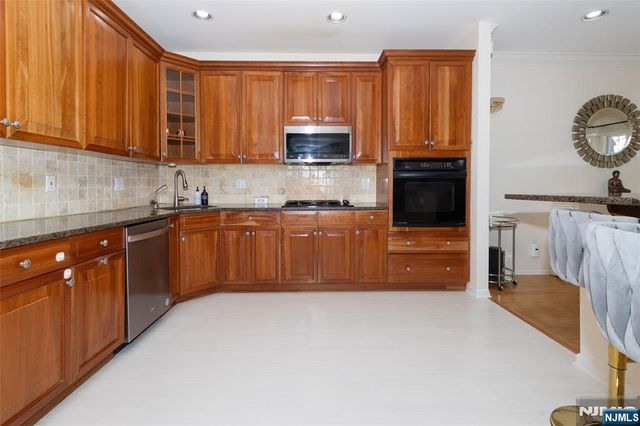 97 Winged Foot Drive 101, Livingston, NJ 07039