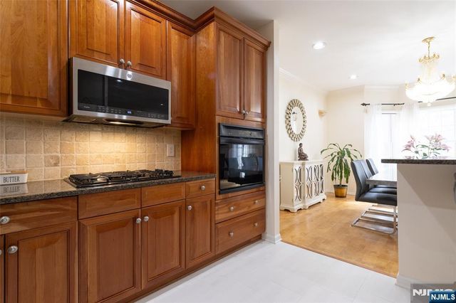 97 Winged Foot Drive 101, Livingston, NJ 07039