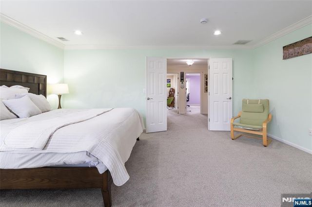 97 Winged Foot Drive 101, Livingston, NJ 07039