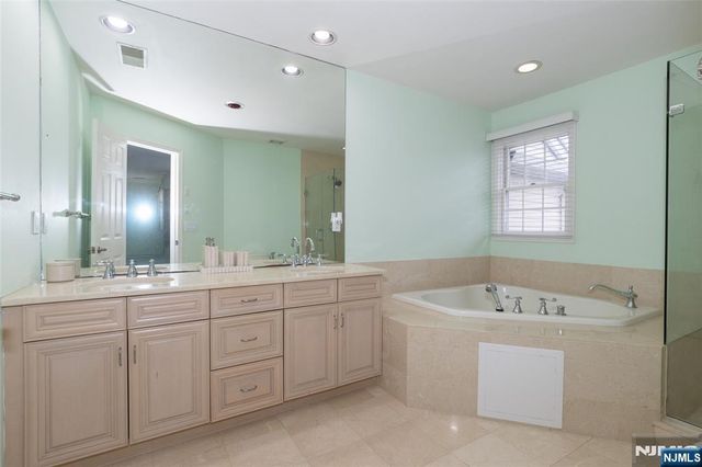 97 Winged Foot Drive 101, Livingston, NJ 07039