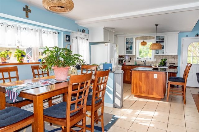 17 West Side Road, South Kingstown, RI 02879