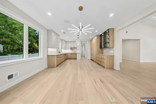 914 Hammond Road, Ridgewood, NJ 07450