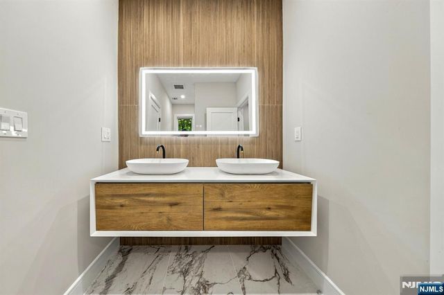 914 Hammond Road, Ridgewood, NJ 07450