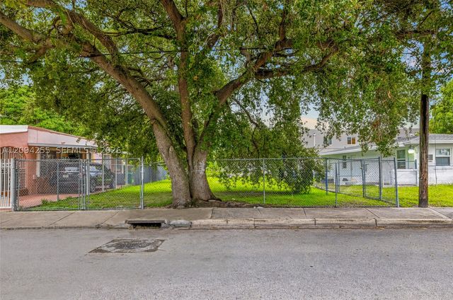 1827 SW 3rd St, Miami, FL 33135