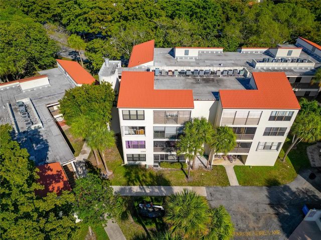 2302 S Cypress Bend Dr 306, Pompano Beach, FL 33069