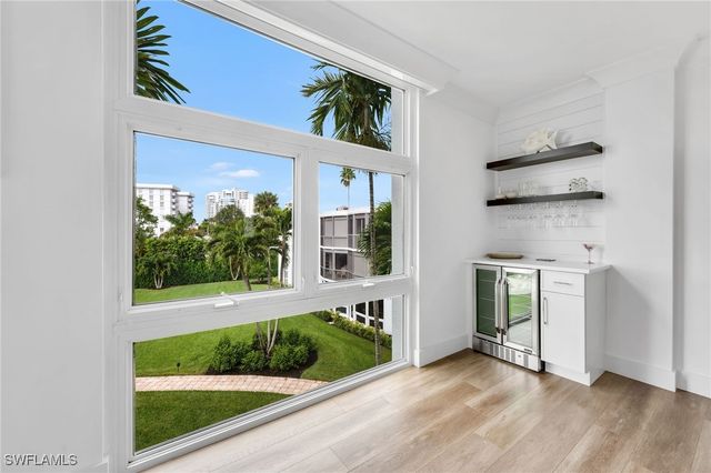 400 Park Shore DR 302, Naples, FL 34103