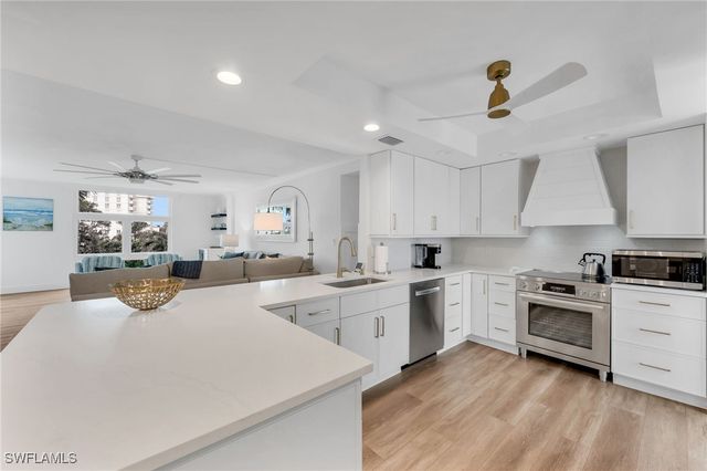 400 Park Shore DR 302, Naples, FL 34103