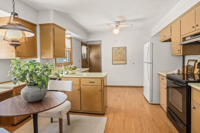 3260 Nassau DRIVE, Brookfield, WI 53045