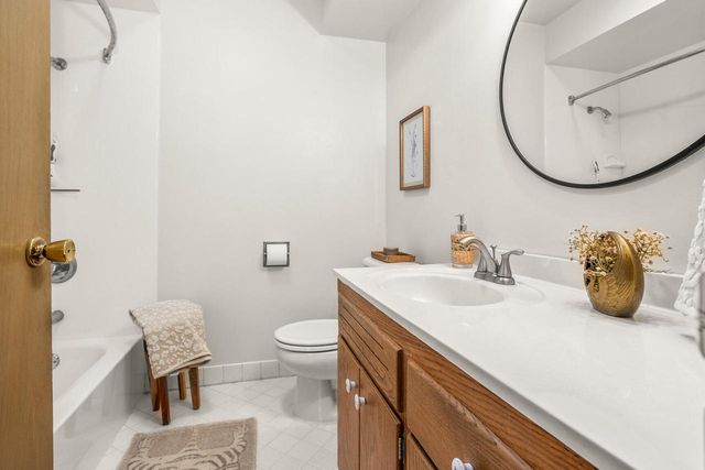 3260 Nassau DRIVE, Brookfield, WI 53045