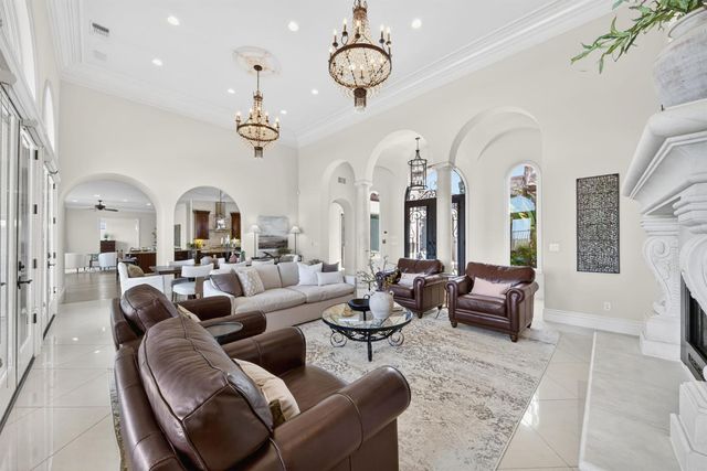 214 W Bluff Avenue, Fresno, CA 93711