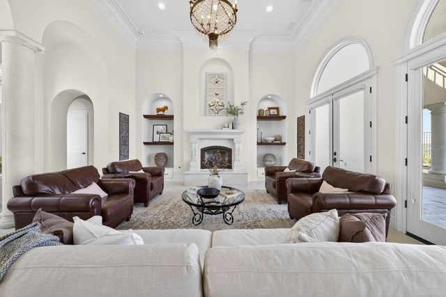 214 W Bluff Avenue, Fresno, CA 93711