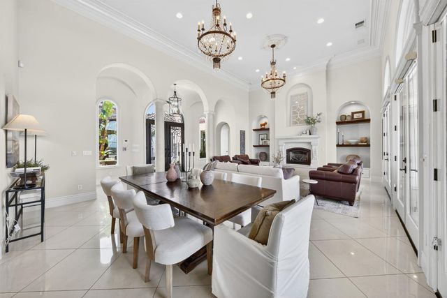 214 W Bluff Avenue, Fresno, CA 93711