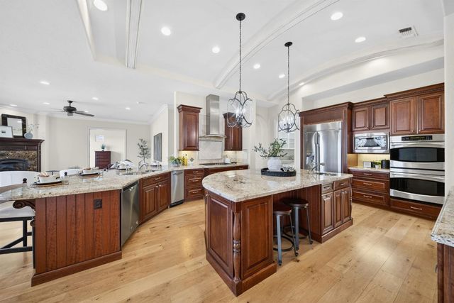 214 W Bluff Avenue, Fresno, CA 93711