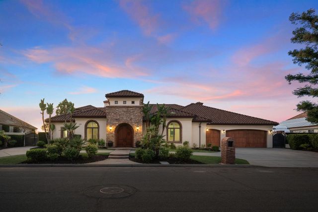 214 W Bluff Avenue, Fresno, CA 93711