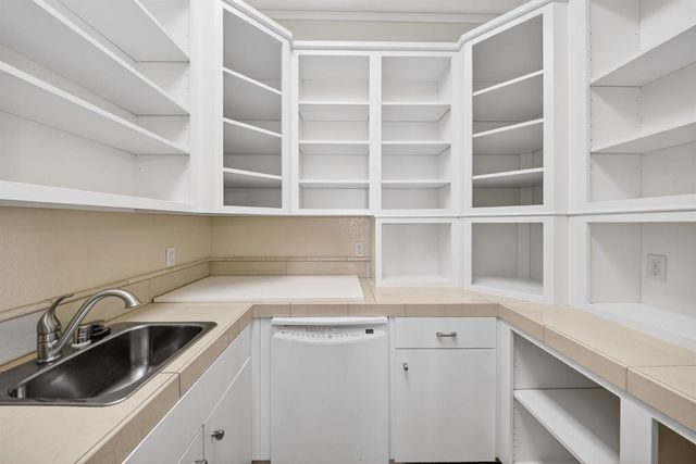 214 W Bluff Avenue, Fresno, CA 93711