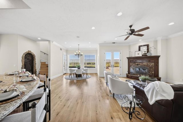 214 W Bluff Avenue, Fresno, CA 93711