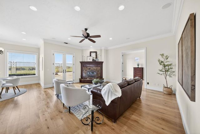 214 W Bluff Avenue, Fresno, CA 93711