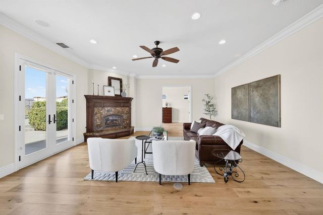 214 W Bluff Avenue, Fresno, CA 93711