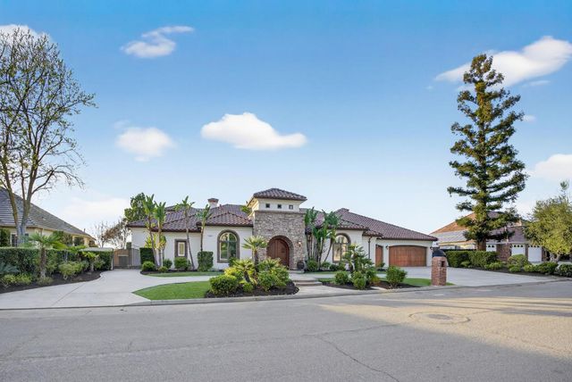 214 W Bluff Avenue, Fresno, CA 93711