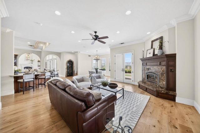 214 W Bluff Avenue, Fresno, CA 93711