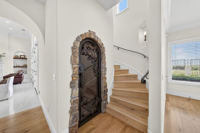 214 W Bluff Avenue, Fresno, CA 93711