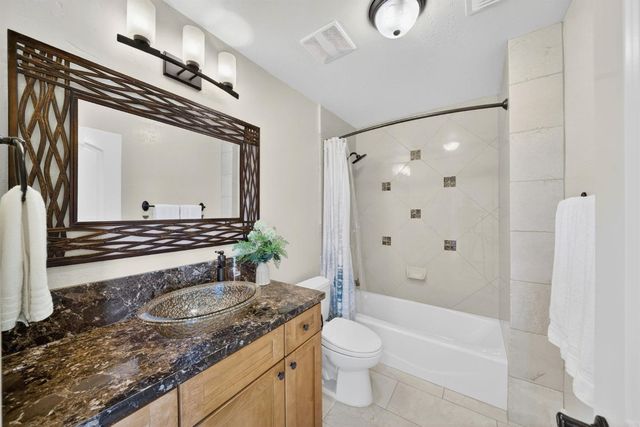 214 W Bluff Avenue, Fresno, CA 93711