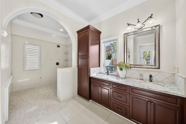 214 W Bluff Avenue, Fresno, CA 93711