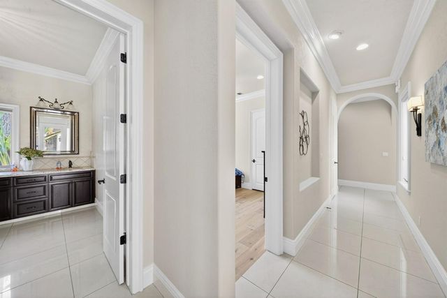 214 W Bluff Avenue, Fresno, CA 93711