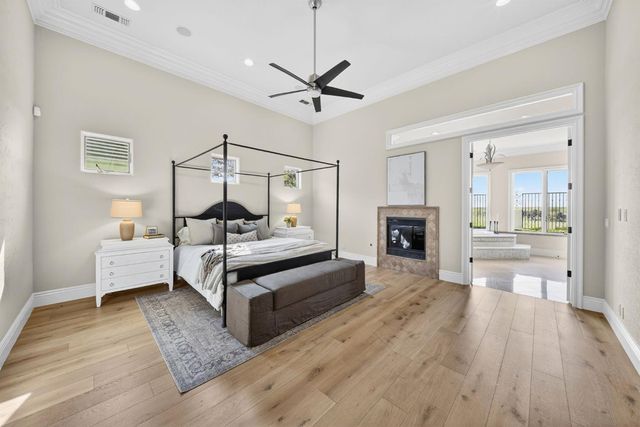 214 W Bluff Avenue, Fresno, CA 93711