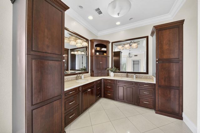 214 W Bluff Avenue, Fresno, CA 93711