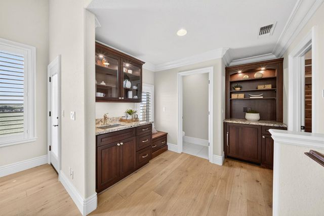 214 W Bluff Avenue, Fresno, CA 93711