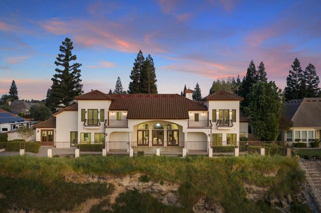 214 W Bluff Avenue, Fresno, CA 93711