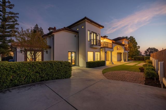 214 W Bluff Avenue, Fresno, CA 93711