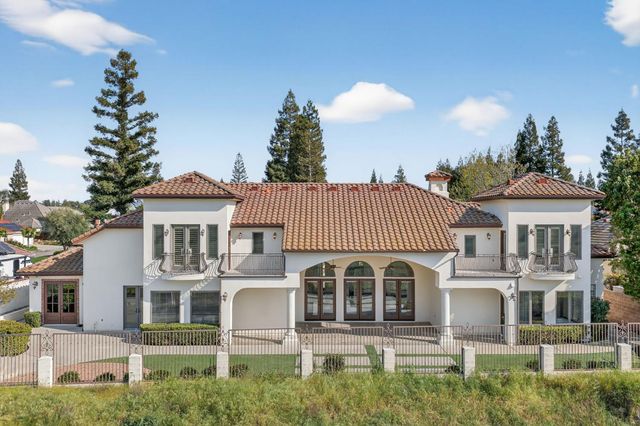 214 W Bluff Avenue, Fresno, CA 93711