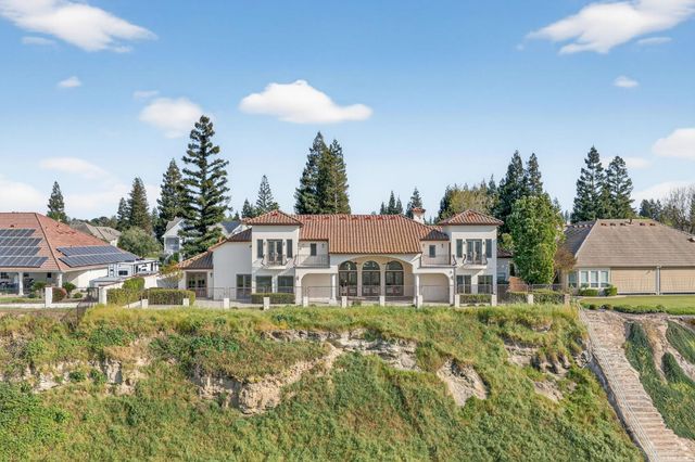 214 W Bluff Avenue, Fresno, CA 93711