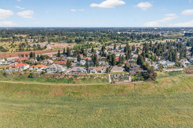 214 W Bluff Avenue, Fresno, CA 93711