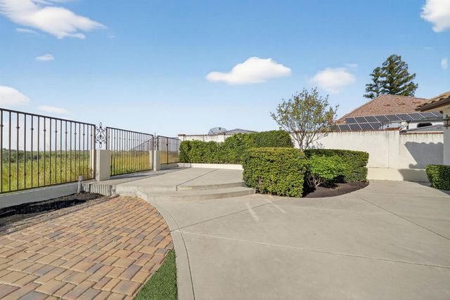 214 W Bluff Avenue, Fresno, CA 93711