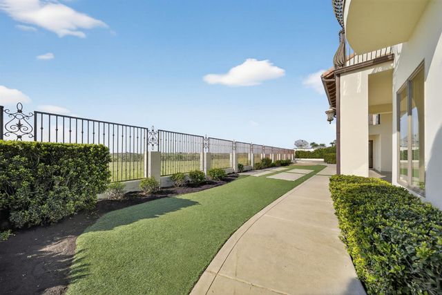 214 W Bluff Avenue, Fresno, CA 93711