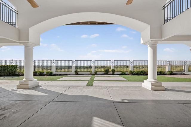 214 W Bluff Avenue, Fresno, CA 93711