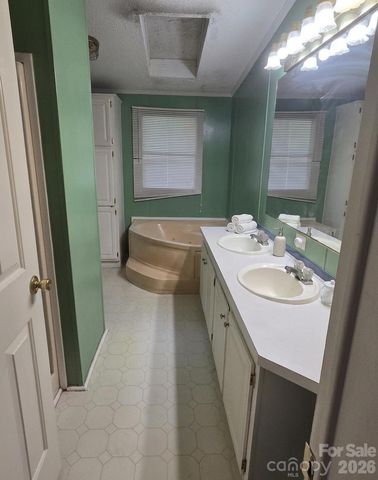 1276 Forest Ridge Drive, Bessemer City, NC 28016
