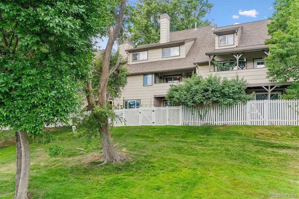 Image 2 of property listing at 10417 Red Mountain W, Littleton, CO 80127