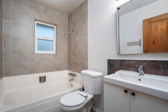 9767 Halberns Blvd, Santee, CA 92071