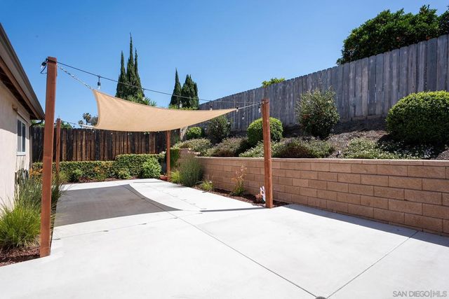 9767 Halberns Blvd, Santee, CA 92071